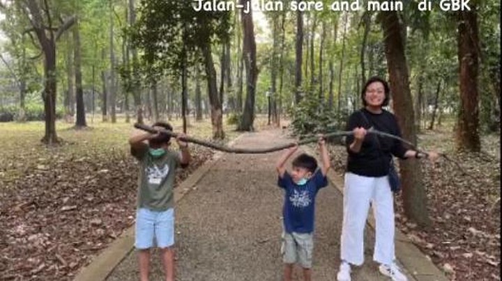 Sri Mulyani Momong Cucu di Hutan GBK