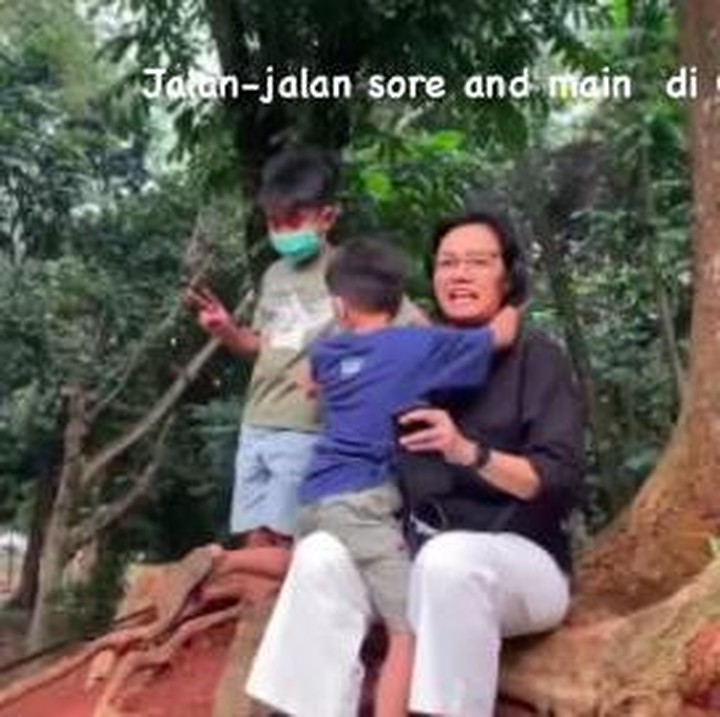 <p>Bagi wanita 59 tahun ini, meluangkan waktu bersama cucu-cucu tercinta sangatlah berarti. Momen seperti ini memang jarang tapi sangat berharga ya, Bun? (Foto: Instagram @smindrawati)</p>