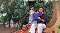 <p>Pada Sabtu (2/7) lalu, Sri Mulyani bersama suaminya jalan-jalan sore ke Hutan Gelora Bung Karno, Bunda. Tak hanya berdua, mereka juga mengajak para cucu. (Foto: Instagram @smindrawati)</p>