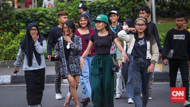 Saban sore jelang senja, Taman Stasiun MRT Dukuh Atas dipenuhi remaja tanggung yang beradu gaya ingin terlihat paling keren seantero Sudirman.