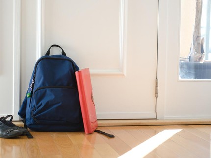 10 Rekomendasi Sepatu dan Tas Sekolah Anak, Lengkap dengan Kisaran Harganya