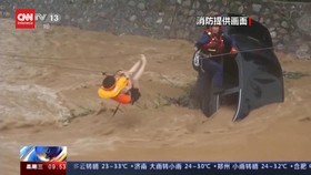VIDEO: Penyelamatan Perempuan Terseret Banjir di Tiongkok