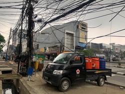 Warga Minta Kabel Semrawut Sisa Tiang Dicabut di Pecenongan Dirapikan