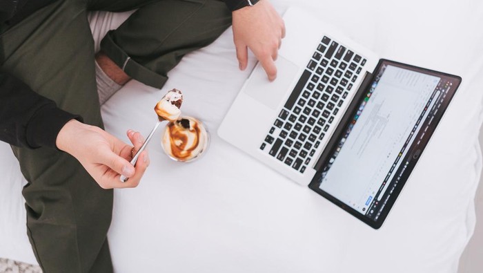 WFH Bikin Kebiasaan Ngemil Makin Parah? 5 Cara Ini Bantu Kamu untuk Mengatasinya!