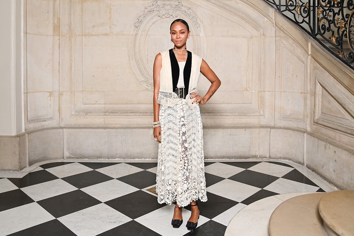 Aktris Zoe Saldana membuktikan bahwa ide padanan simpel seperti strapless dress dengan vest, dapat menampilkan gaya yang chic. Foto: Getty Images For Christian Dior/Pascal Le Segretain