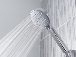 Penyebab dan Tips Ampuh Mengatasi Shower Kamar Mandi yang Tersumbat