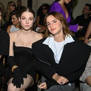 Emma Watson & Hunter Schafer Curi Perhatian di Schiaparelli Haute Couture Show, Yuk Intip Gaya Mereka!