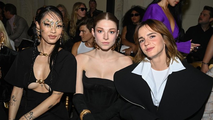 Emma Watson & Hunter Schafer Curi Perhatian di Schiaparelli Haute Couture Show, Yuk Intip Gaya Mereka!