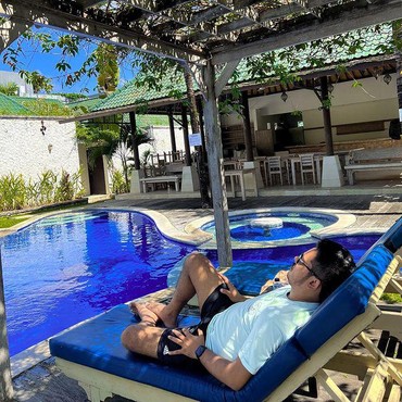 Kiky Saputri Go Public, 8 Potret Mas Agus Sang Mantan Asyik Healing