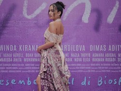 8 Gaya Unik Arawinda, Berkain hingga Pamer Punggung Mulus