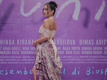 img-title 8 Gaya Unik Arawinda, Berkain hingga Pamer Punggung Mulus