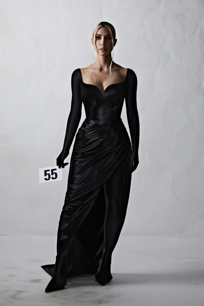 Sering memakai busana Balenciaga lalu jadi bintang iklan koleksi musim semi, kini Kim Kardashian dipercaya jadi model di pentas peragaan koleksi haute couture. Ia memakai gaun fitted hitam yang berkesan klasik dan seksi. Foto: courtesy of Balenciaga
