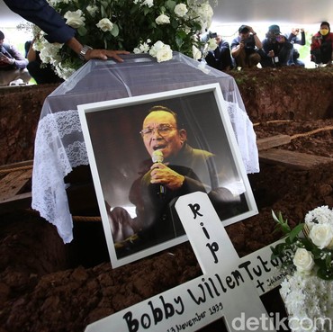 Lagu 'Widuri' Iringi Jalan Bob Tutupoly ke Peristirahatan Terakhir