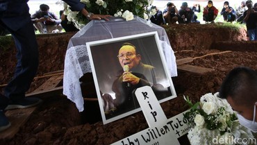 Lagu 'Widuri' Iringi Jalan Bob Tutupoly ke Peristirahatan Terakhir