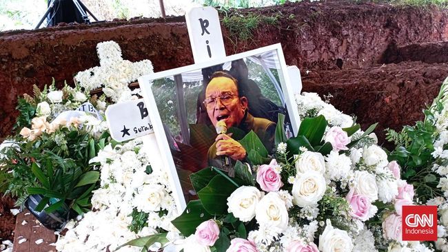 Bob Tutupoly telah dimakamkan di TPU Tanah Kusir, Jakarta Selatan, pada Kamis (7/7), yang diantar oleh keluarga dan penggemar.