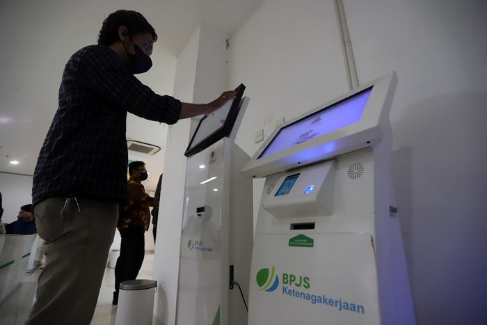 Direktur Pelayanan BPJAMSOSTEK Roswita Nilakurnia menyerahkan santunan kepada ahli waris peserta yang meninggal dunia karena kecelakaan kerja sebesar Rp4,4 miliar. Manfaat tersebut terdiri dari santunan kematian karena kecelakaan kerja sebesar 48 kali upah yang dilaporkan, biaya pemakaman, santunan berkala selama 24 bulan yang dibayarkan secara lumpsum, serta beasiswa bagi dua orang anak, serta seluruh saldo Jaminan Hari Tua (JHT). Selain itu ahli waris juga akan mendapatkan manfaat Jaminan Pensiun (JP) yang diberikan secara berkala setiap bulan.