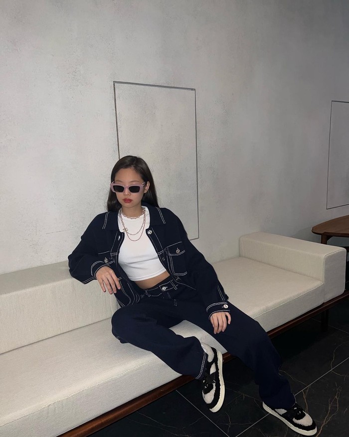 'Cewek mamba' identik sama outfit serba hitam ataupun monokrom. Seperti ide OOTD ala Jennie Blackpink yang satu ini. Perpaduan jaket denim hitam dan crop top putih dengan celana jeans, bikin tampilan swag abis! (Foto: Instagram/jennierubyjane).
