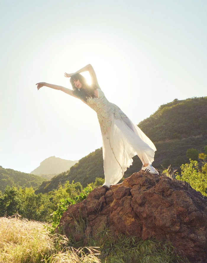 Dakota juga mengungkapkan kepada Vanity Fair bahwa ia menjalin kasih dengan Chris Martin 'Coldplay' selama 5 tahun. Saat ia tidak bekerja, Dakota mengikuti Chris saat tur band Coldplay berlangsung. / foto: vanityfair.com