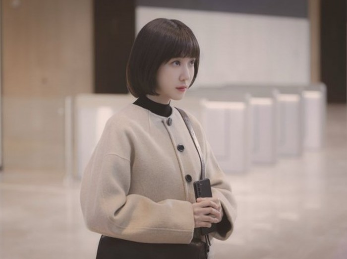 Dalam drama ini, Park Eun Bin menantang dirinya dengan berperan sebagai Woo Young Woo, seorang pengacara perempuan yang mengidap sindrom autisme./ foto: twitter.com/namooactors2004