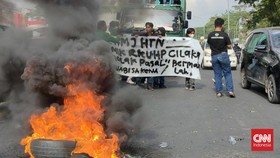 Demo Tolak RKUHP di Makassar Ricuh, Massa Bentrok dengan Polisi