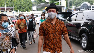 img-title Kembali Bikin Heboh, Denny Sumargo Pamer Aksi Kocak di Tengah Hujan