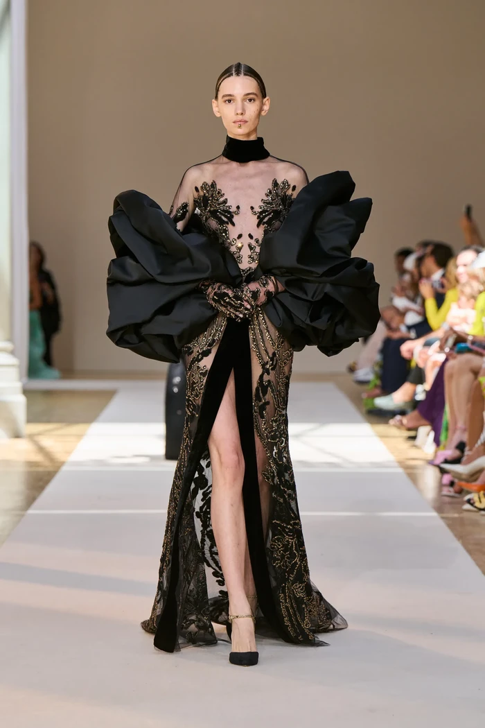Desainer asal Lebanon, Elie Saab yang jadi favorit para selebriti seperti Angelina Jolie hadirkan inspirasi burung merak pada koleksi haute couture terbaru. Seperti terlihat pada detail bordir yang membentuk kepala burung merak pada gaun berikut. Foto: Filippo Fior/Gorunway/Vogue