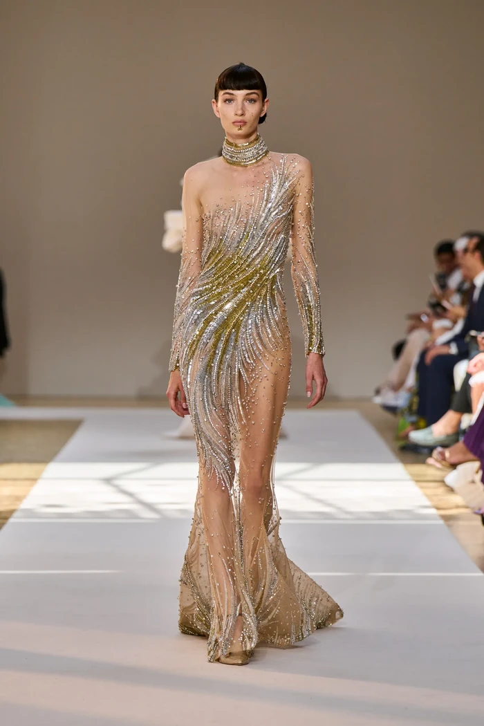 Elie Saab dikenal dengan gaun bergaya elegan dan glamor, namun kali ini juga menghadirkan kreasi yang lebih provokatif lewat busana berbahan transparan atau populer disebut Naked Dress. Tak sepenuhnya transparan, kreasinya disematkan embellishments yang cantik. Foto: Filippo Fior/Gorunway/Vogue