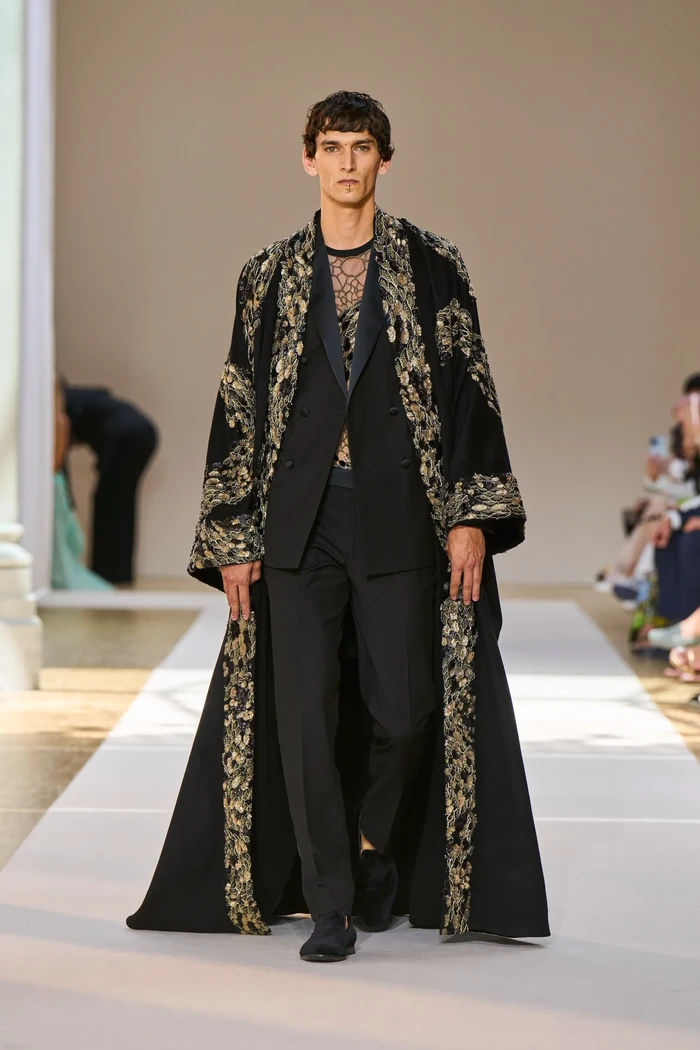 Pada koleksi haute couture fall 2022 ini, untuk pertama kalinya Elie Saab menampilkan adibusana untuk pria. Foto: Filippo Fior/Gorunway/Vogue