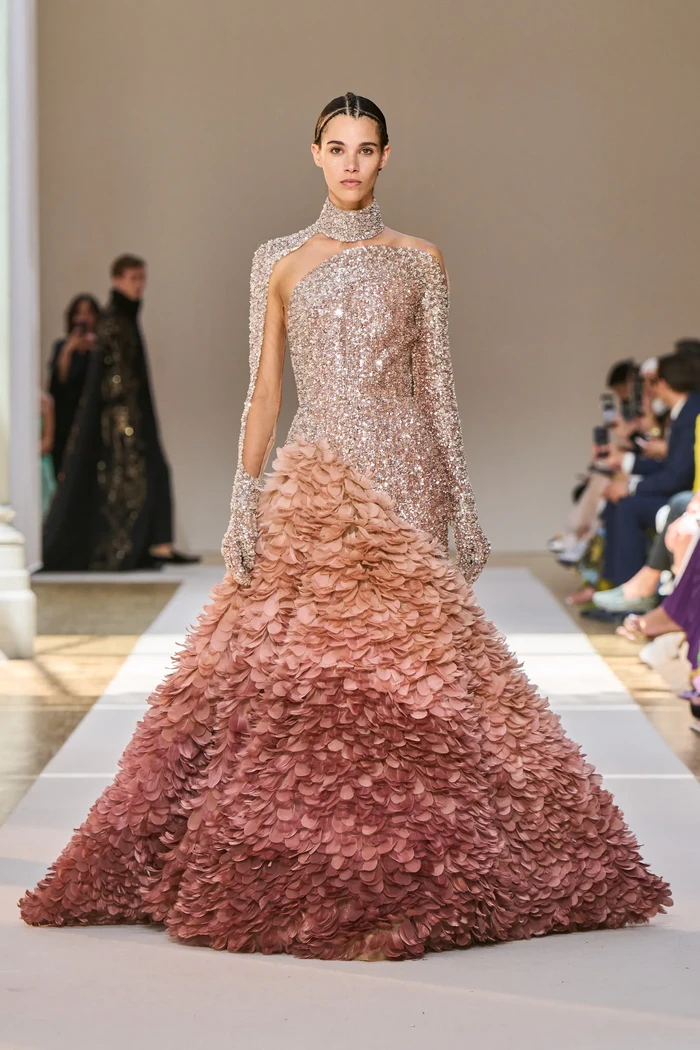 Keindahan bulu burung tersebut juga seolah diterjemahkan dalam detail feathers yang dihadirkan dalam rona pastel nan feminin. Berpadu apik dengan detail sequins dan embellishments. Foto: Filippo Fior/Gorunway/Vogue