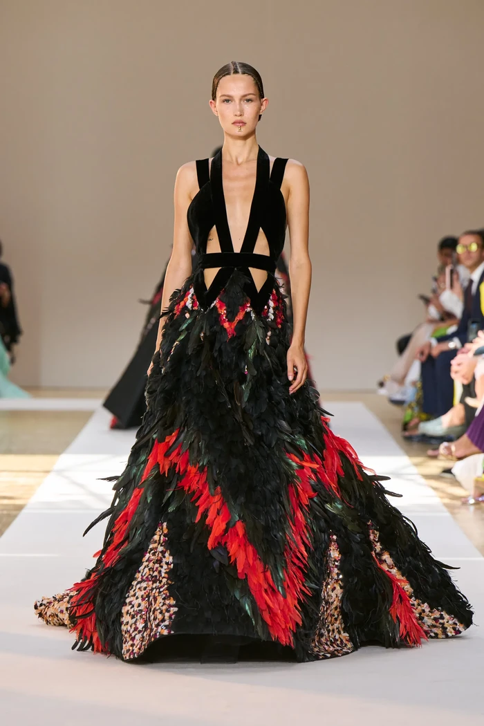 Inspirasi burung merak dalam desain yang lebih seksi juga ditawarkan dalam kreasi gaun detail cut-out. Foto: Filippo Fior/Gorunway/Vogue