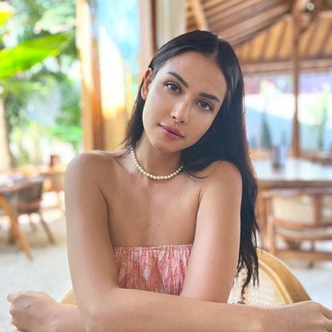 8 Potret Cantik Estelle Linden yang Dicap 'Langganan Pelakor'