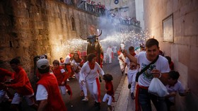 FOTO: Gembira Kembali Dikejar Banteng dalam Festival San Fermin