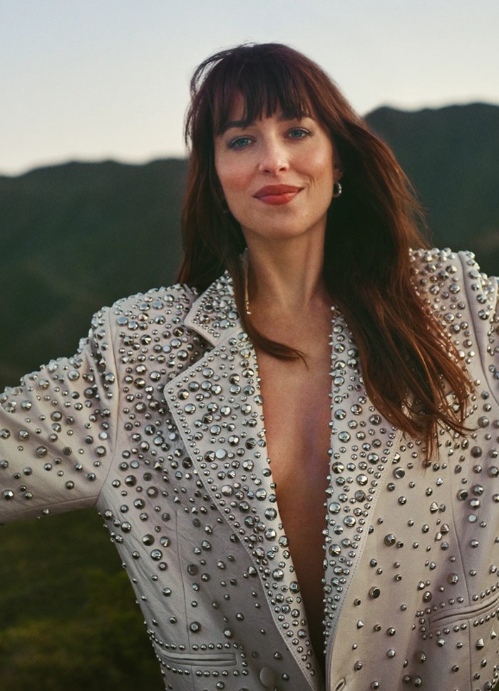 Film Persuasion akan tayang di Netflix pada tanggal 15 Juli mendatang. Film ini diadaptasi dari novel berjudul sama yang ditulis oleh Jane Austen. Dakota akan beradu akting dengan Cosmo Jarvis. / foto: vanityfair.com