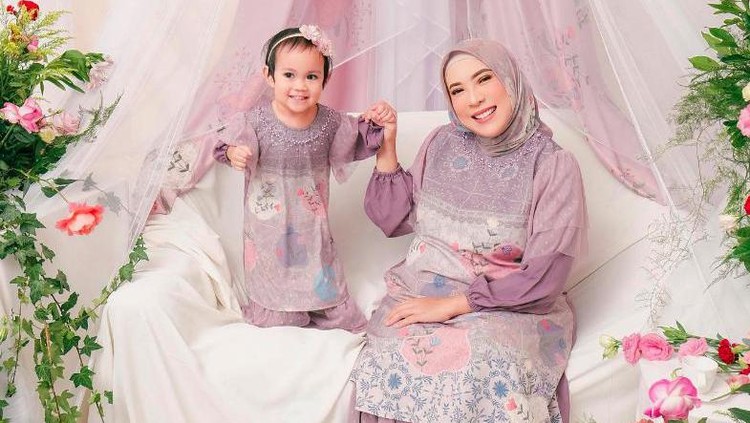Fitri Tropica dan putrinya Fitri Tropica dan putrinya