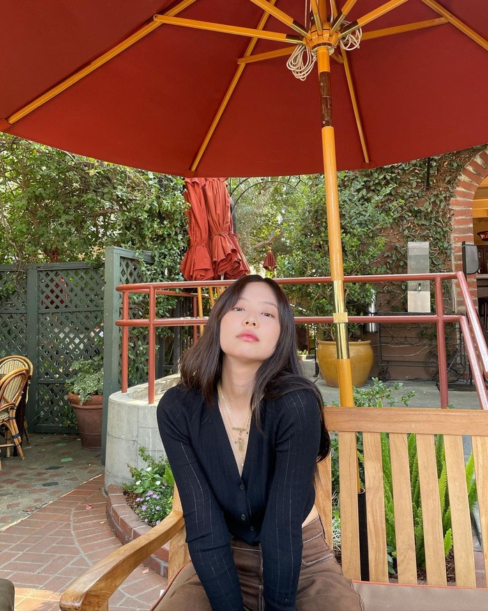 Buat pergi hangout bareng sahabat, OOTD Jennie kali ini juga patut ditiru, Beauties! Cardigan crop top model striped warna hitam cocok dipadukan dengan celana jeans cokelat, lho. Tertarik mencoba? (Foto: Instagram/jennierubyjane).
