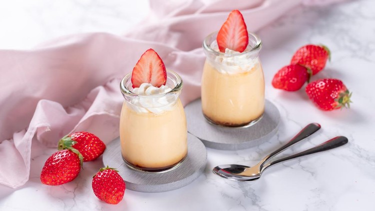 Ilustrasi Resep Silky Puding Creme caramel dessert or flan decorated with whipped cream and strawberry