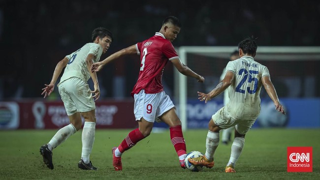 Hokky Caraka membawa Timnas Indonesia U-20 unggul 1-0 atas Timor Leste pada menit ke-12 dalam Kualifikasi Piala Asia U-20 2023 di Stadion GBT, Rabu (14/9).