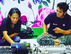 Menilik Oxytron, Musik Metafakta Temuan Indra Q dan Mas Bechi