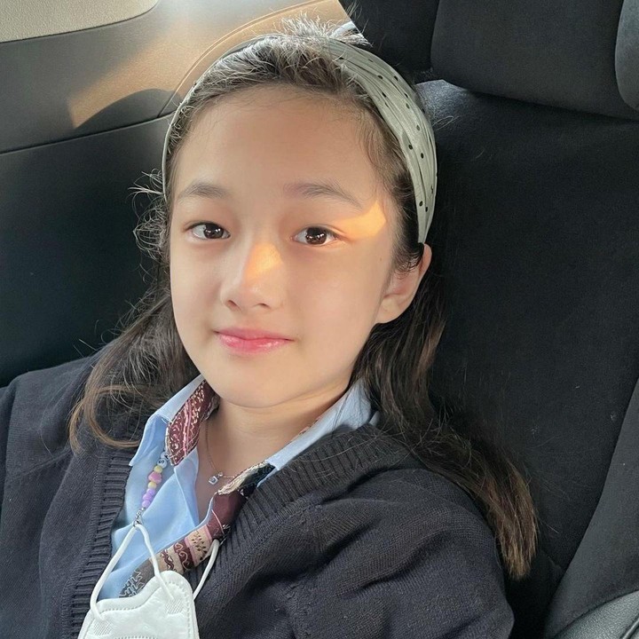 <p>Ini potret Elea saat akan pergi ke sekolah. Kira-kira mirip Bae Suzy enggak nih Bunda? (Foto: Instagram @ussypratama)</p>