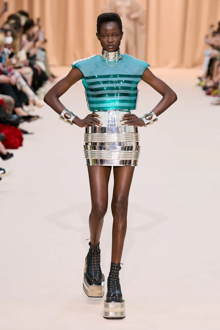 Olivier Rousteing menampilkan busana terinspirasi dari botol parfum Le Male lansiran Jean Paul Gaultier. Rousteing menjadikannya sebagai inspirasi selain karena desain botolnya yang ikonis, parfum ini juga kerap dikenakan oleh ayahnya. Foto: Isidore Montag / Gorunway.com