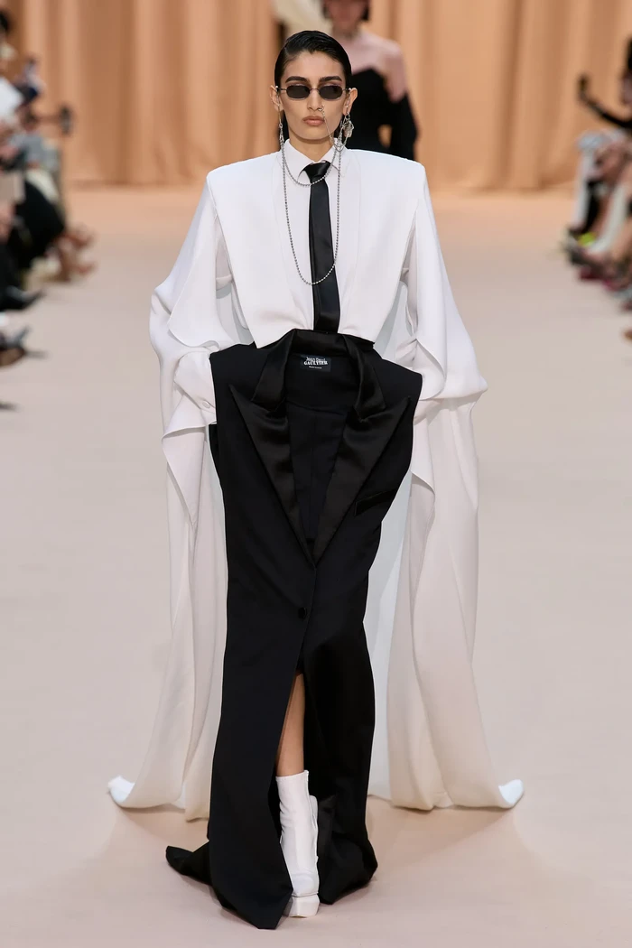 Busana tailoring yang formal diubah jadi berpotongan dekonstruktif. Seperti rok yang berbentuk jas. Foto: Isidore Montag / Gorunway.com