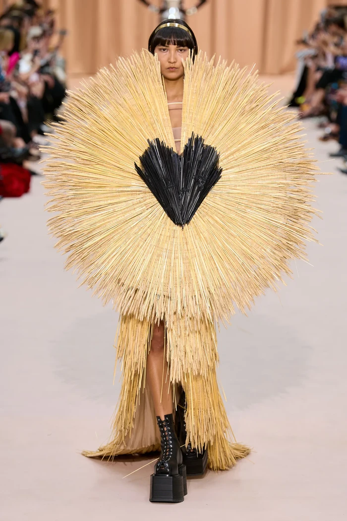 Selalu ada kreasi nyentrik di koleksi Jean Paul Gaultier. Seperti busana berhiaskan feathers berikut. Foto: Isidore Montag / Gorunway.com