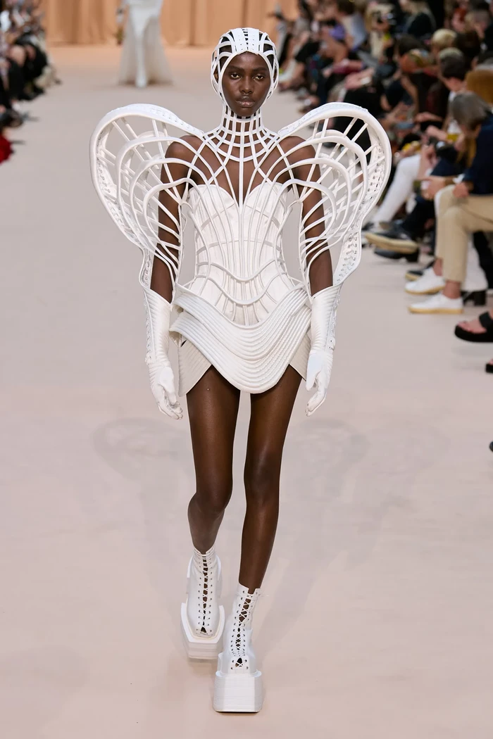 Korset jadi salah satu ciri khas desain Gaultier lainnya. Rousteing banyak menawarkannya dalam bentuk mini dress dan gaun panjang yang dramatis. Foto: Isidore Montag / Gorunway.com