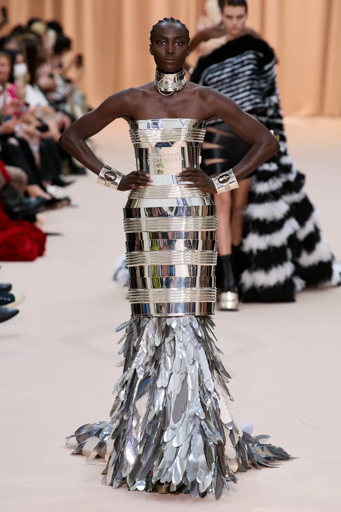 Selain jadi mini dress, Rousteing menghadirkan versi gaun strapless dengan feathers hemline. Foto: Isidore Montag / Gorunway.com