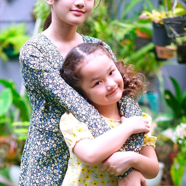 <p>Kalau ini foto kebersamaan Elea bersama adiknya yang diunggah Andhika di akun Instagramnya. Elea tampil cantik dengan pakaian bermotif. (Foto: Instagram @andhiiikapratama)</p>