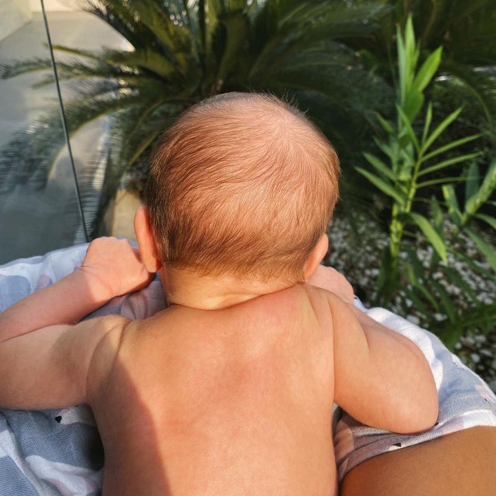 <p>Kalau ini potret baby Archie saat sedang berjemur. Ia mewarisi wajah bule dari orang tuanya. Semoga sehat-sehat selalu ya, Archie! (Foto: Instagram @deasypricilla)</p>