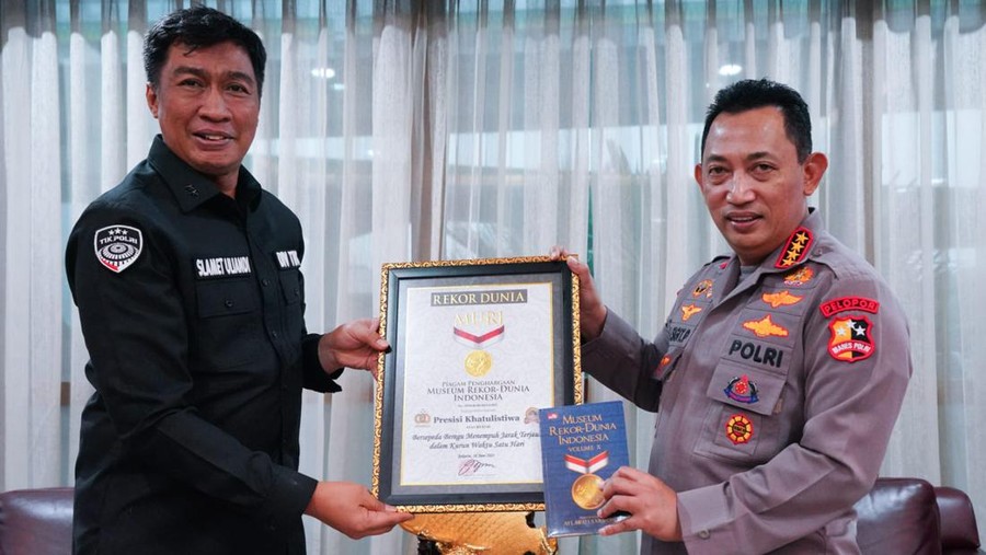 Kapolri Jenderal Listyo Sigit Prabowo menerima piagam pemecahan rekor dunia dan MURI