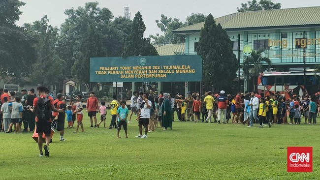 Latihan Timnas Indonesia U-19 menjelang laga melawan Filipina di Lapangan Tajimalela diserbu bocah pada Kamis (7/7) siang.
