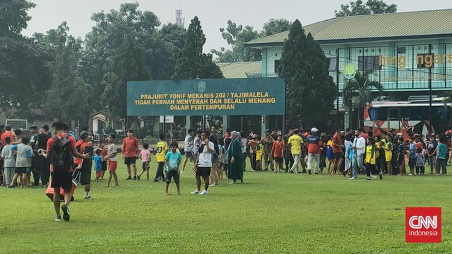 Latihan Indonesia U-19 Diserbu Bocah, Shin Tae Yong Kewalahan Latihan Timnas Indonesia U-19 menjelang laga melawan Filipina di Lapangan Tajimalela diserbu bocah pada Kamis (7/7) siang.
