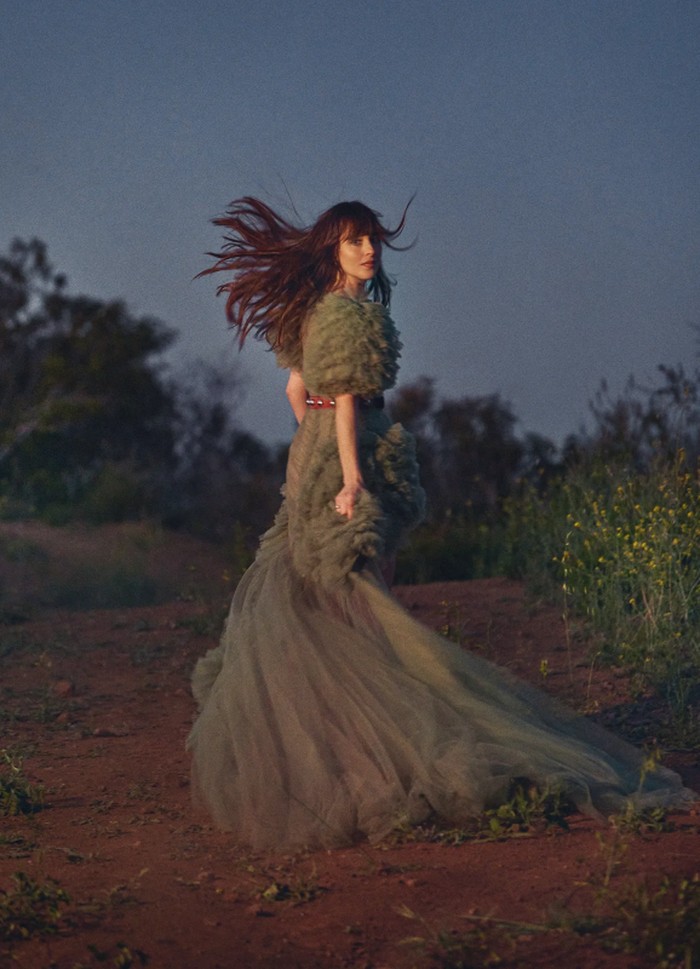 Lewat film Cha Cha Real Smooth, Dakota memerankan sosok ibu muda yang jatuh cinta dengan mahasiswa laki-laki yang diperankan oleh Raiff. Film terbaru berikutnya Dakota masih bergenre romantis yakni Persuasion. / foto: vanityfair.com